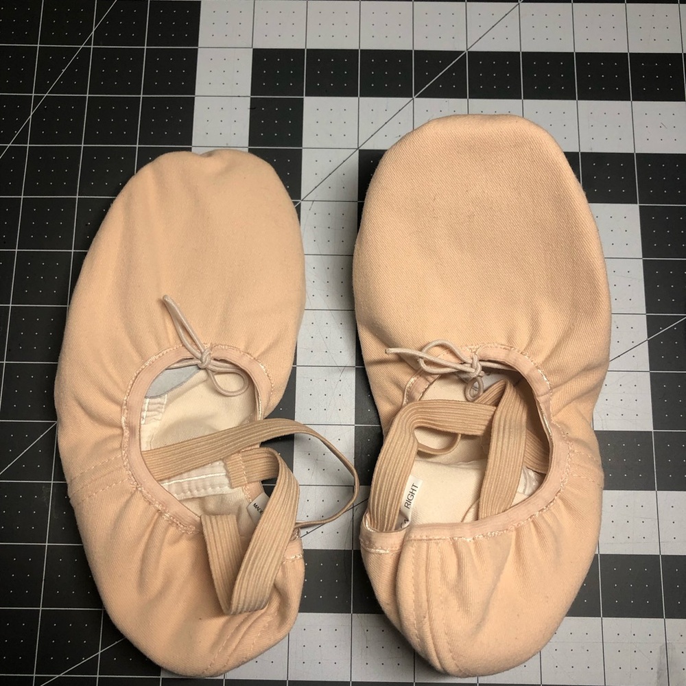 Angelo Luzio Women’s 4-way stretch canvas ballet slippers Size 7N